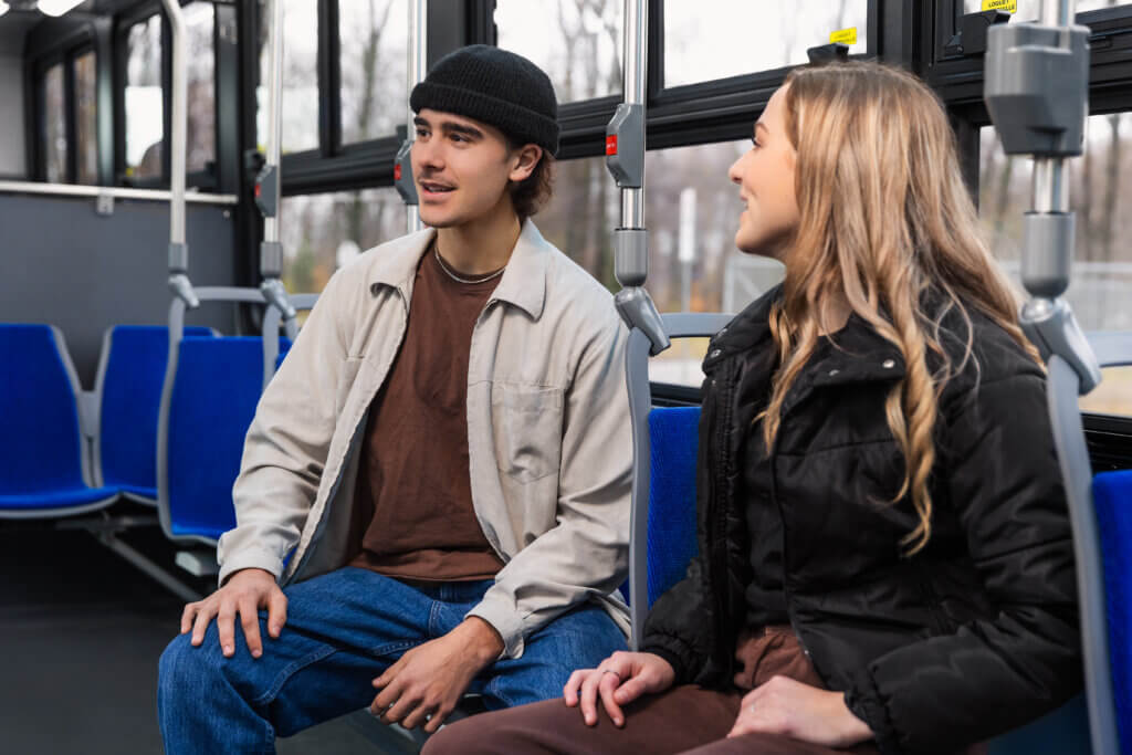 Image d\'un couple à l\'intérieur d\'un autobus