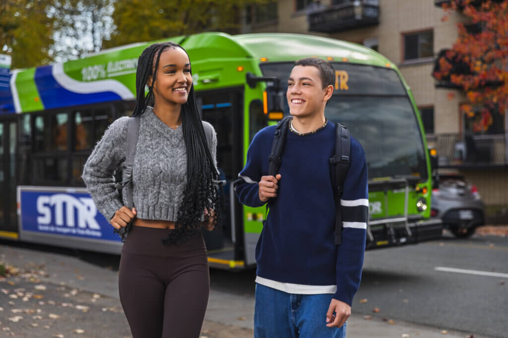 Image d\'étudiants près d\'un autobus électrique de la STTR