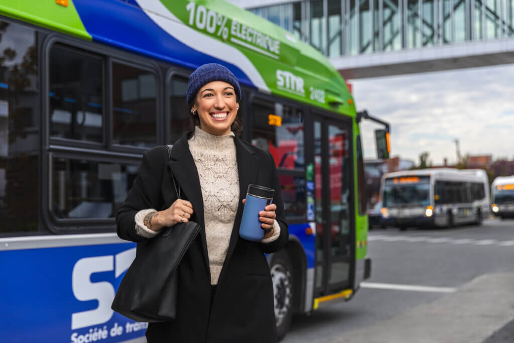 Image d\'une femme près d\'un autobus électrique de la STTR