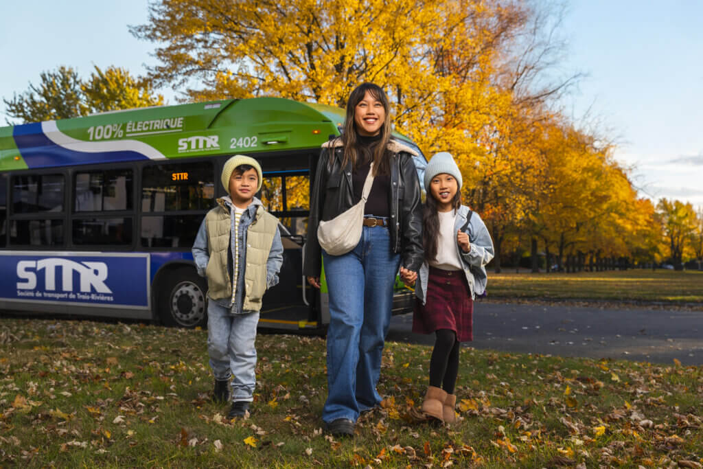 Image d\'une famille près d\'un autobus électrique de la STTR