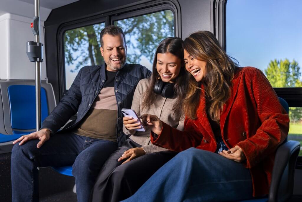 Image d\'un homme et deux femmes à l\'intérieur d\'un autobus de la STTR