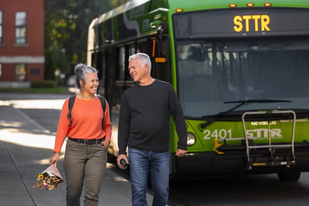 Image d\'un couple qui sortent d\'un autobus de la STTR