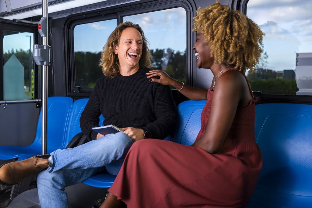 Image d\'un homme et d\'une femme à bord d\'un autobus de la STTR