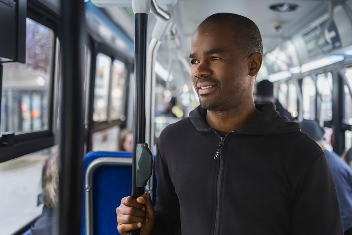 Boubacar dans l'autobus de la STTR